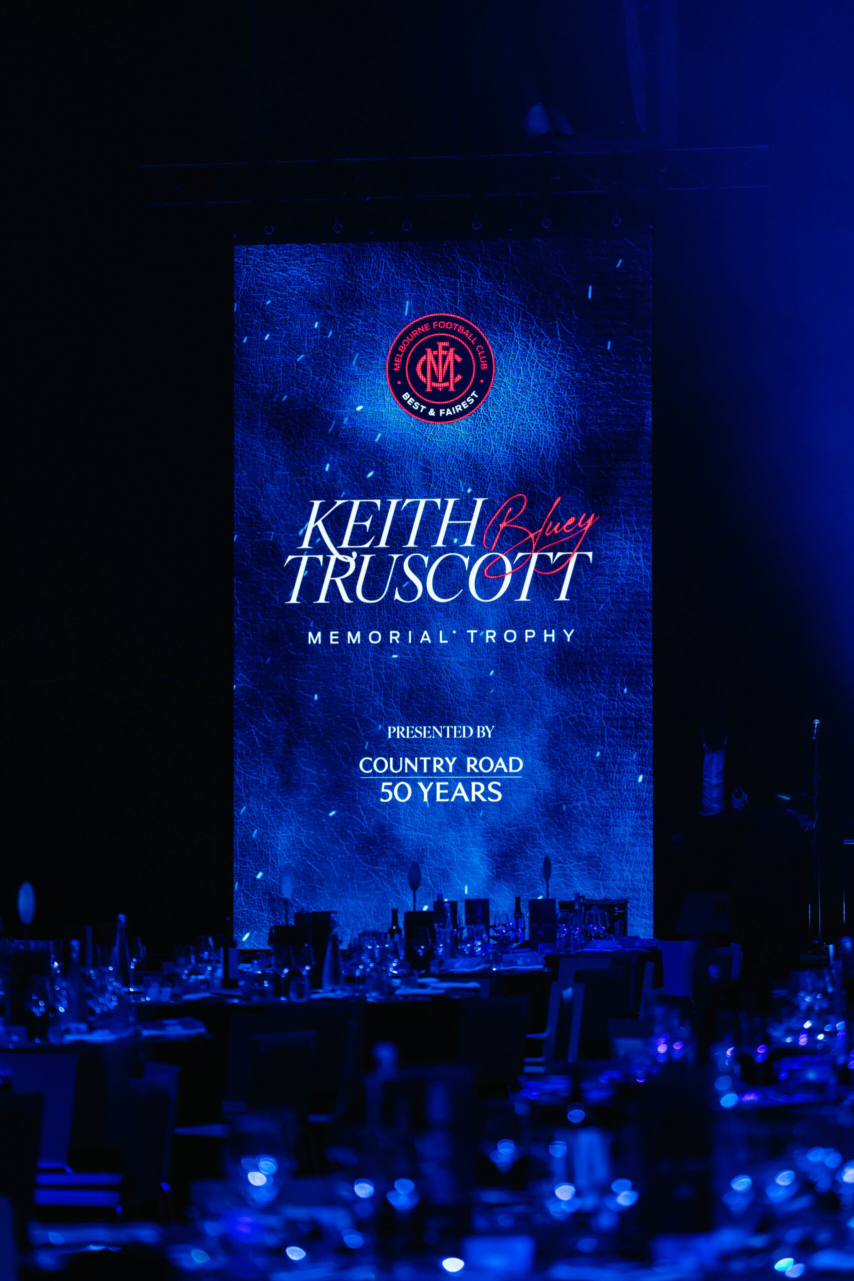 หน้าจอดิจิทัลขนาดใหญ่แสดงข้อความว่า 